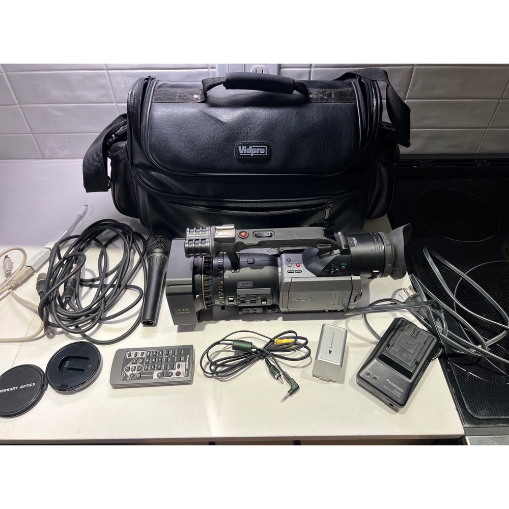 Panasonic AG-DVX100AP Camcorder 3CCD Leica Dicomar MiniDV Bundle Black